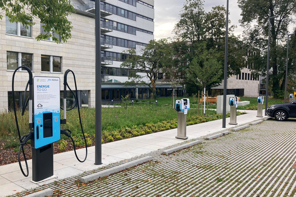 Schnellladesäulen Schnellladesäulen auf dem Parkplatz des Landratsamtes
