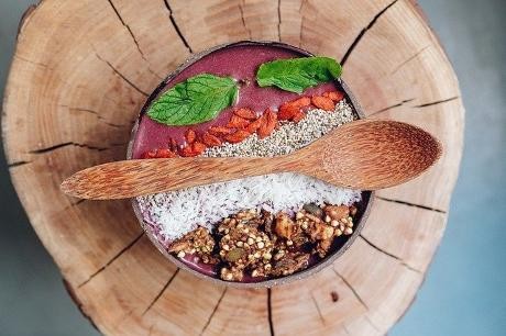 Bowl mit Reis in einer Schüssel auf Holzplatte