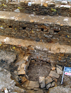 Reste der historischen Stadtmauer mit Brunnen