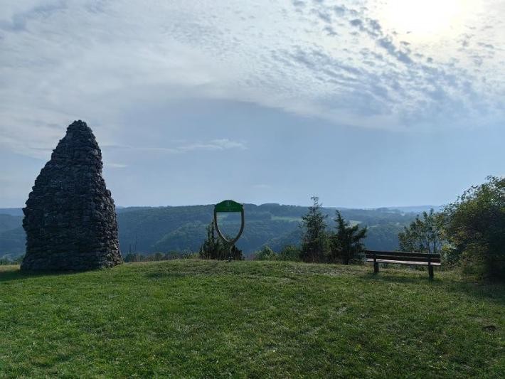 Blick auf Steinpyramide Richtig Flugplatz Nortel Blick auf Steinpyramide Richtig Flugplatz Nortel