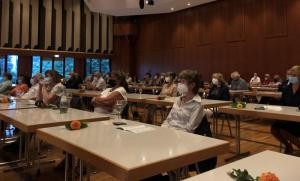 Historisch: Die geladenen Gäste saßen pandemiebedingt mit medizinischer Maske an Einzeltischen