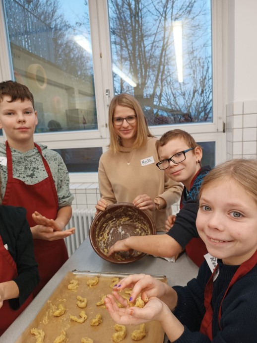 Kinder formen Vanillekipferl
