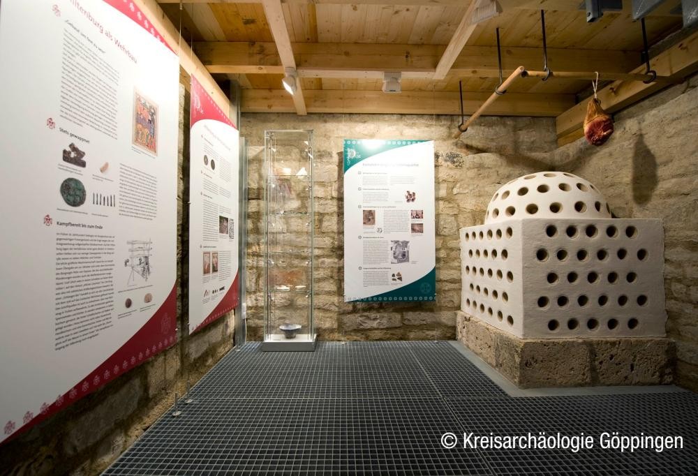 Ausstellung im Turm mit Rekonstruktion eines Kachelofens aus dem frühen 13. Jahrhundert (Foto: Kreisarchäologie Göppingen) Ausstellung im Turm mit Rekonstruktion eines Kachelofens aus dem frühen 13. Jahrhundert (Foto: Kreisarchäologie Göppingen)