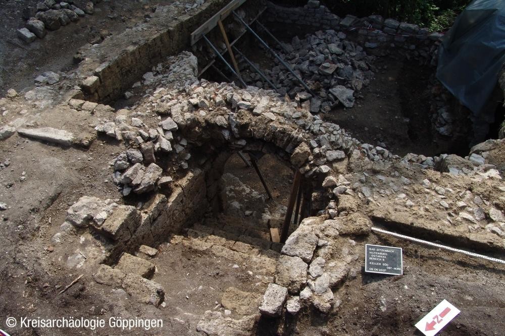 Ein im nordöstlichen Burgareal ausgegrabener Keller gehörte zu einem an die Wehrmauer angesetzten Gebäude (Foto: Kreisarchäologie Göppingen) Ein im nordöstlichen Burgareal ausgegrabener Keller gehörte zu einem an die Wehrmauer angesetzten Gebäude (Foto: Kreisarchäologie Göppingen)