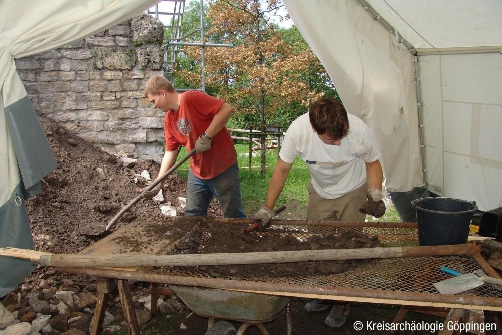 Mit Hilfe einer Siebanlage werden auch die kleinsten Fundobjekte aus dem Aushub geborgen (Foto: Kreisarchäologie Göppingen) Mit Hilfe einer Siebanlage werden auch die kleinsten Fundobjekte aus dem Aushub geborgen (Foto: Kreisarchäologie Göppingen)