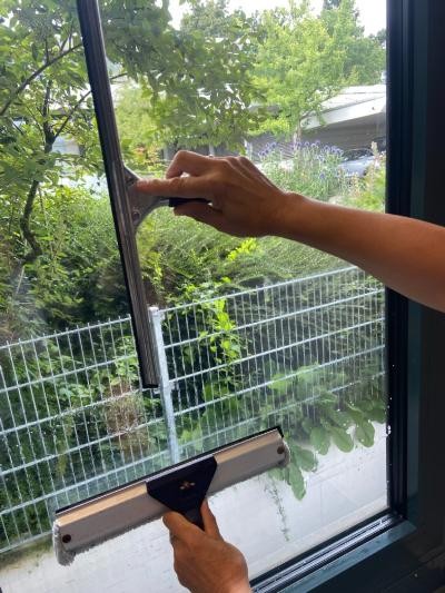 Fenster abziehen Fenster wird mit einem Abzieher getrocknet