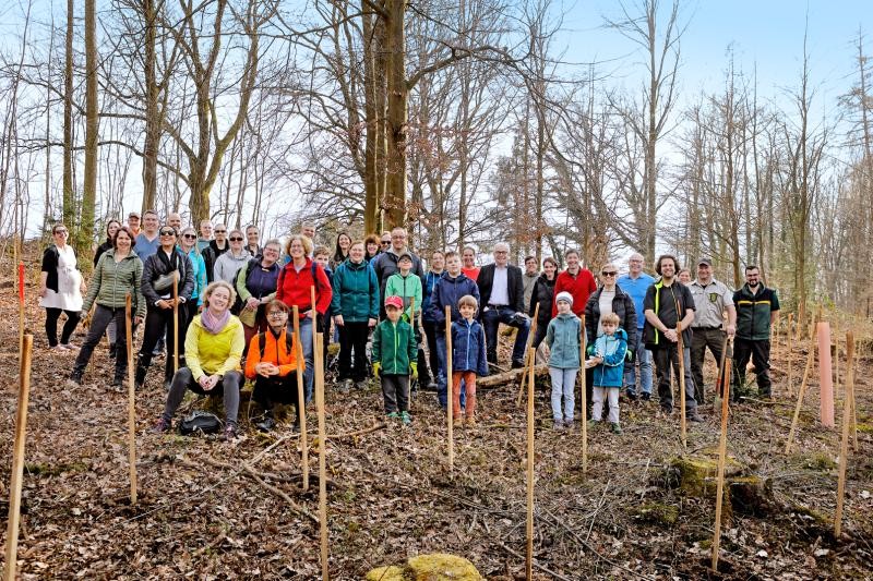 Mithelfer beim Pflanzen in Uhingen-Holzhausen Gruppenbild im neu bepflanzten Wald