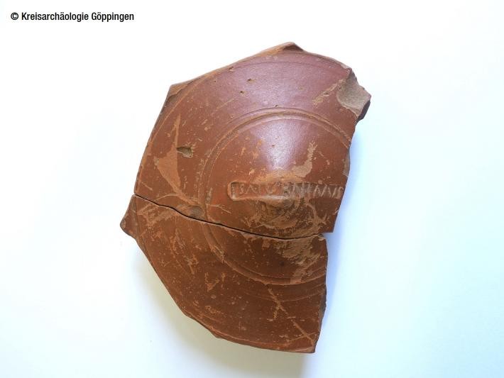 Bodenstück einer römischen Bilderschüssel vom Standort einer Villa Rustica bei Hattenhofen. Herstellerstempel SATURNINUS, Produktionsort in Ostgallien, 2. Hälfte 2. Jh. n. Chr. (Foto: Kreisarchäologie Göppingen)