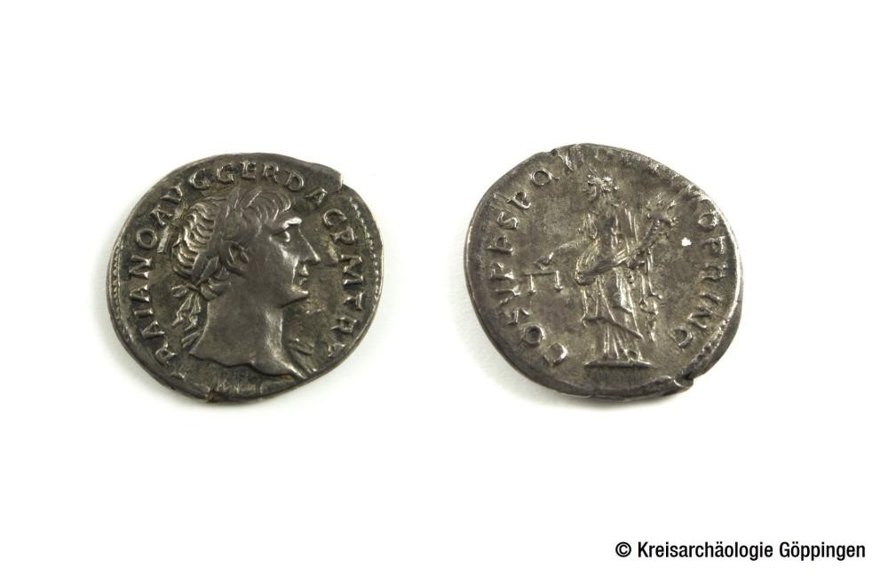 Silberdenar des Kaisers Trajan, geprägt 107-108 n. Chr. Vorderseite: Kopf des Trajan, Rückseite: Justitia (Aequitas), Waage und Füllhorn haltend (Foto: Kreisarchäologie Göppingen)