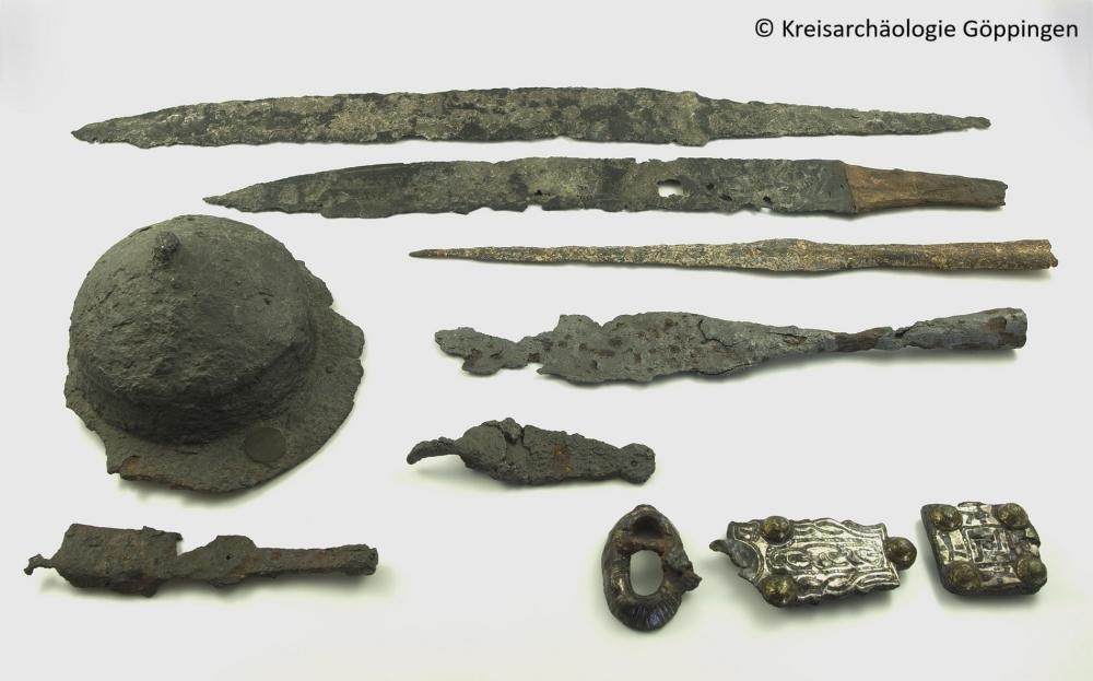 Grabbeigaben aus Donzdorf: Lang- und Kurzschwerter, Lanzenspitzen, Schildbuckel mit Schildfessel, Gürtelhaken, silbertauschierte Gürtelschließe und -beschlag (Foto: Kreisarchäologie Göppingen)