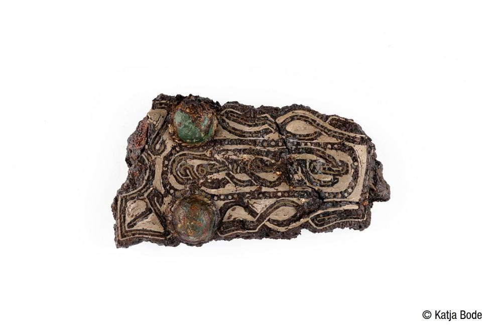 Eiserner Beschlag einer Gürtelschließe aus Donzdorf mit Silbereinlagen, Messingnieten und Verzierungen im germanischen Tierstil (Foto: Katja Bode)
