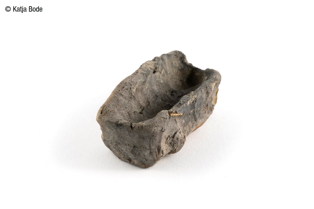 Das von einem Kind geformte Wännchen aus Ton ist ein außergewöhnliches Fundobjekt (Foto: Katja Bode) Das von einem Kind geformte Wännchen aus Ton ist ein außergewöhnliches Fundobjekt (Foto: Katja Bode)