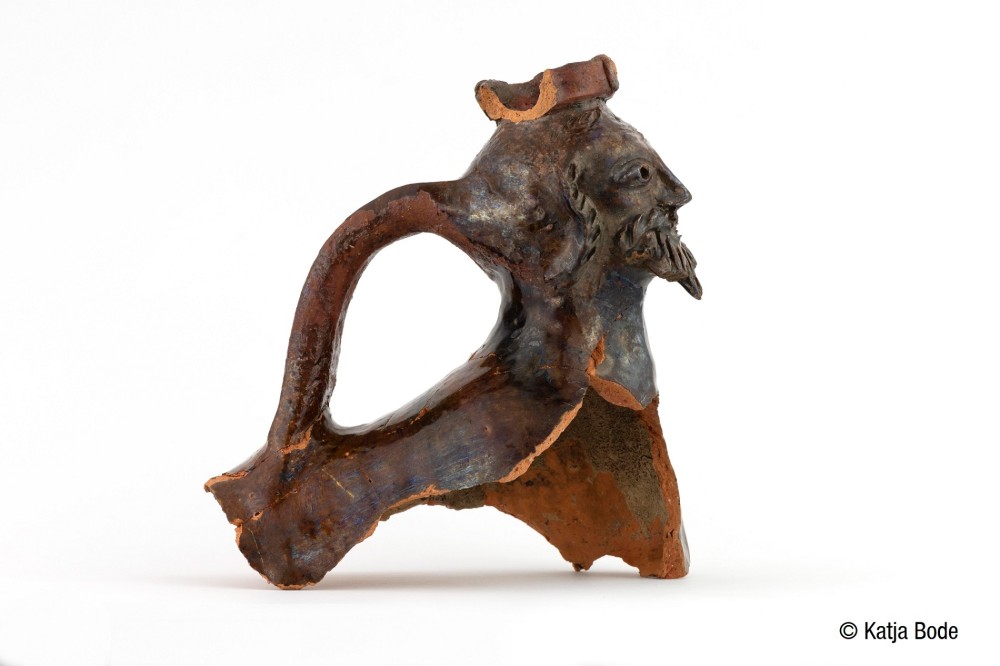 Das glasierte Aquamanile aus dem späten 13. Jahrhundert stellt den Kentauren Cheiron aus der griechischen Sagenwelt dar Das glasierte Aquamanile aus dem späten 13. Jahrhundert stellt den Kentauren Cheiron aus der griechischen Sagenwelt dar (Foto: Katja Bode)