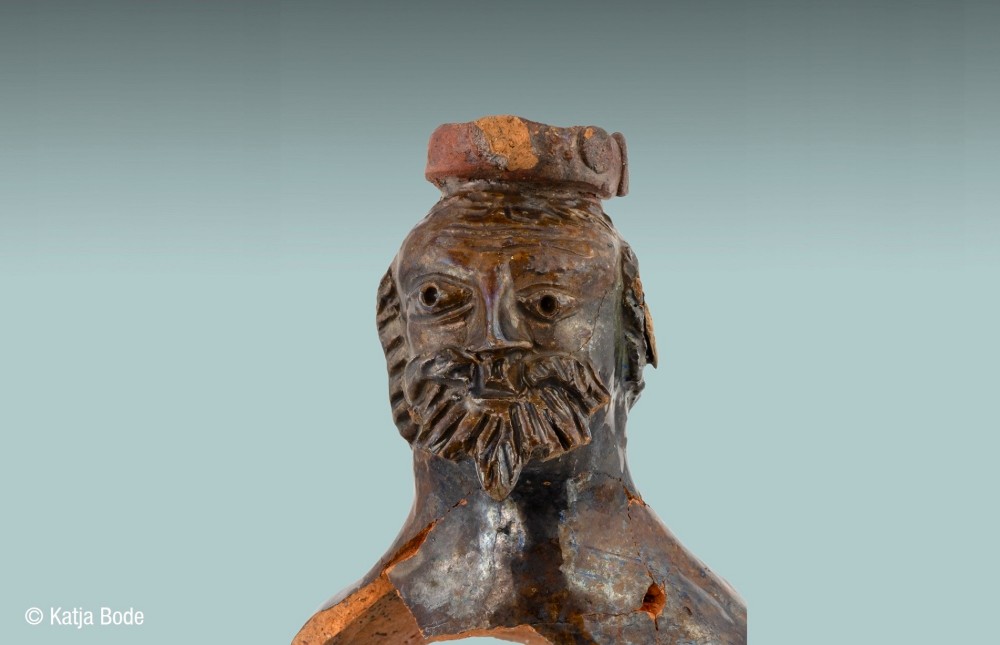 Frontalansicht des in der Göppinger Marktstraße gefundenen Aquamanile (Foto: Katja Bode) Frontalansicht des in der Göppinger Marktstraße gefundenen Aquamanile (Foto: Katja Bode)