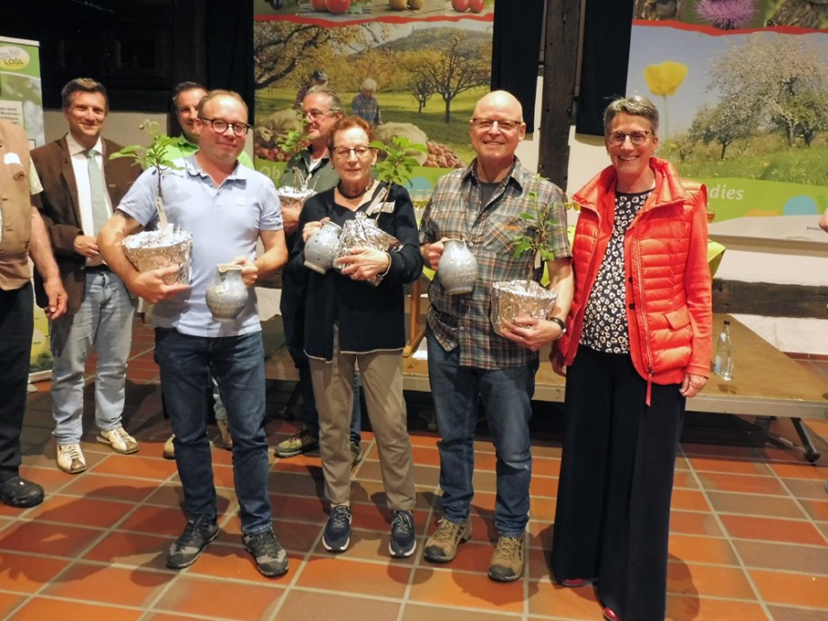 Gruppenbild: Die drei Bestplatzierten bei der Mostprämierung 2025 Gruppenbild: Die drei Bestplatzierten