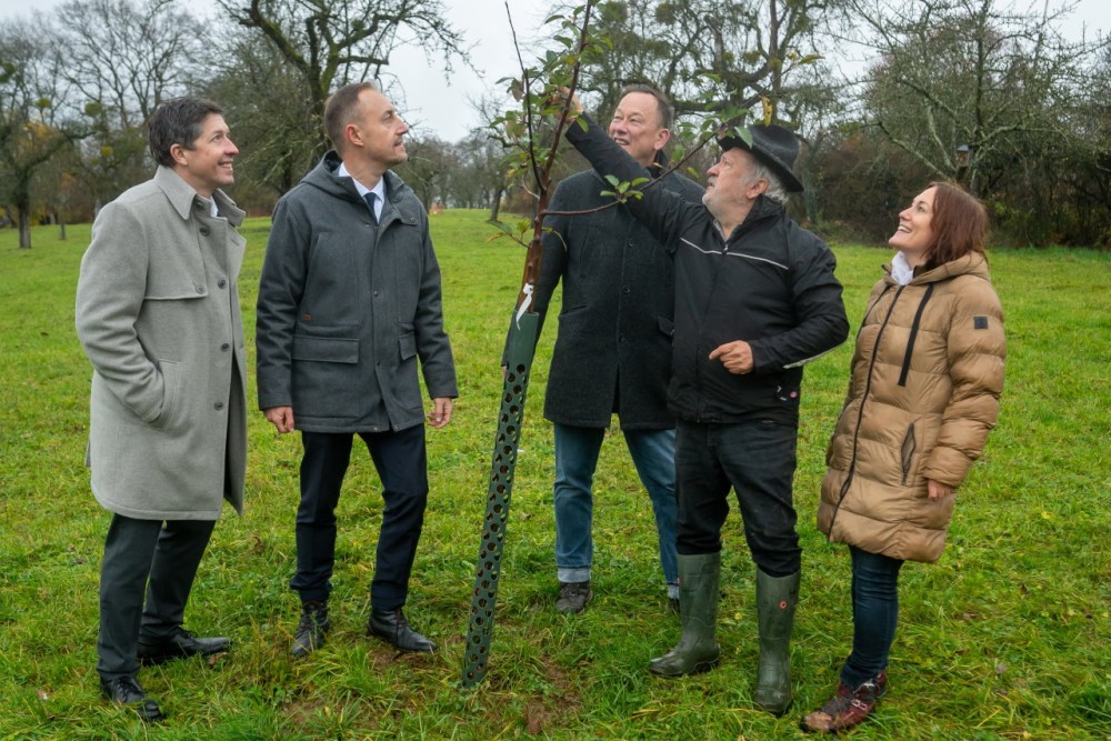 Begutachtung eines im letzten Schuljahr gepflanzten Baumes.