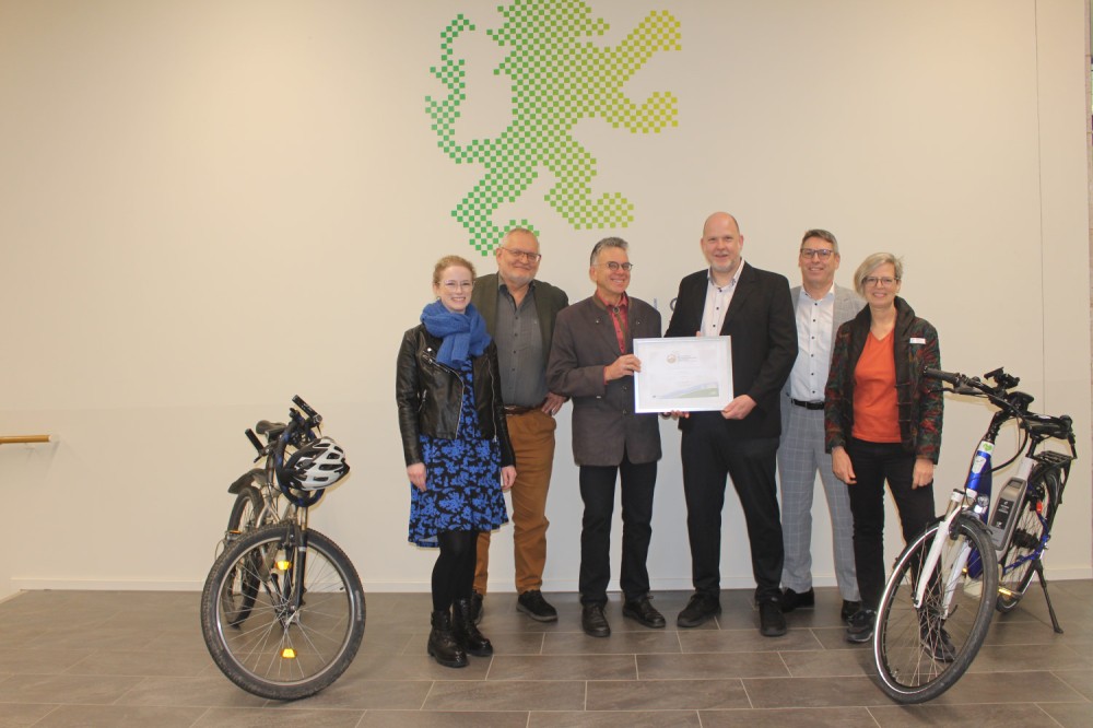 Zwei Fahrräder und 6 Personen bei der Zertifikatsübergabe im Landratsamt