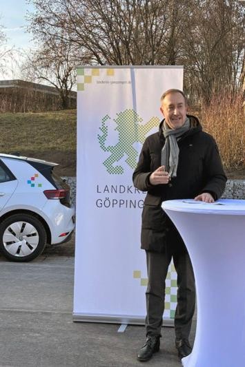Landrat Markus Möller Landrat Markus Möller steht an einem Stehtisch auf der neu gestalteten Außenfläche