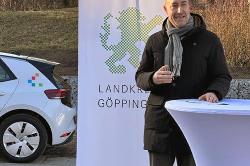 Landrat Markus Möller Landrat Markus Möller steht an einem Stehtisch auf der neu gestalteten Außenfläche
