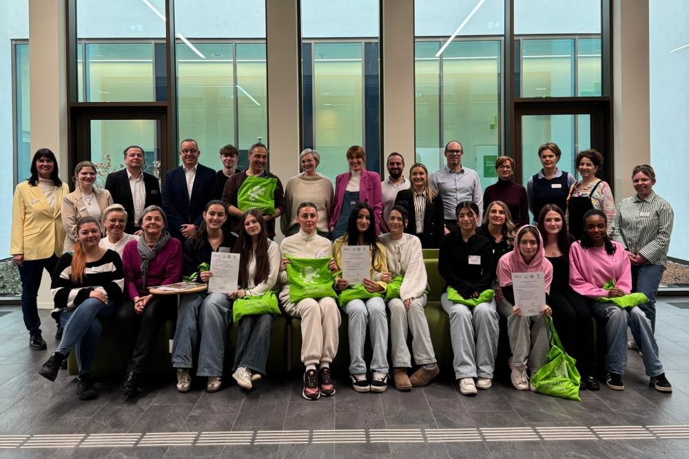 Pflege-Camp 2026 Gruppenbild der Teilnehmerinnnen und Teilnehmer des Pflege-Camps 2026. Einige präsentieren ihre Urkunden und Landkreis-Taschen.