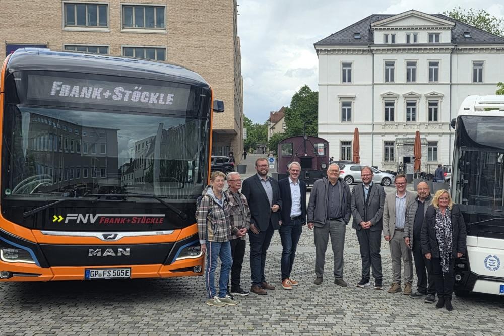 Vertreter des Landkreises, der Stadt und des Busunternehmens mit zwei Elektrobussen auf dem Bahnhofsvorplatz Vertretern des Landkreises, der Stadt und des Busunternehmens mit zwei Elektrobussen auf dem Bahnhofsvorplatz