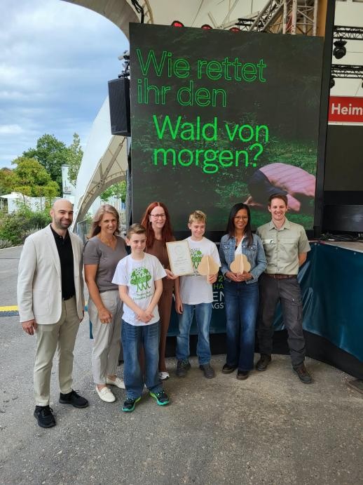 Gruppenbild von der Preisverleihung des Waldmacher Awards