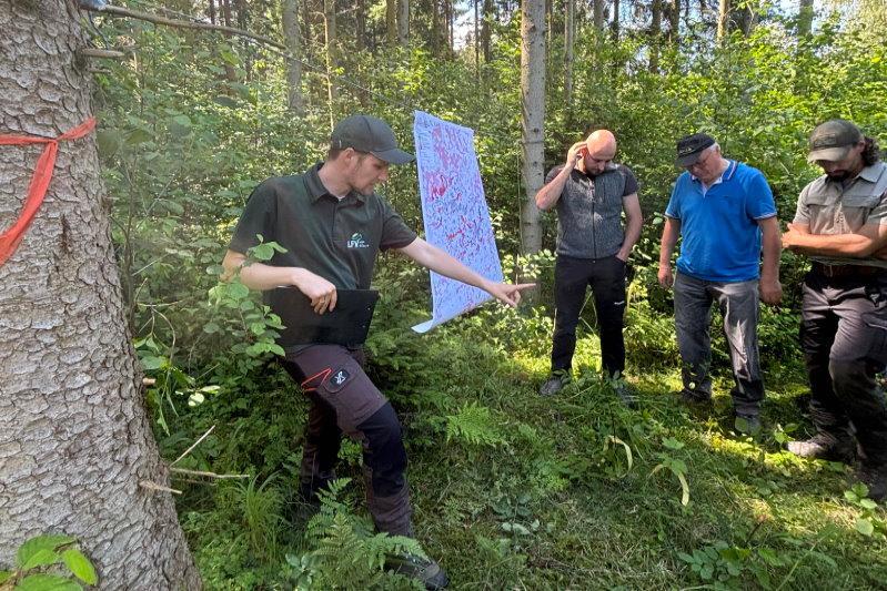 Förster Konzmann mit Teilnehmern Privatwald-Tag 2024