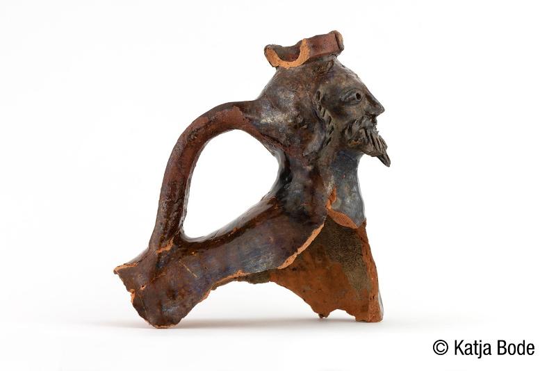 Das schöne glasierte Aquamanile aus dem späten 13. Jahrhundert stellt den Kentauren Cheiron aus der griechischen Sagenwelt dar (Foto: Katja Bode)