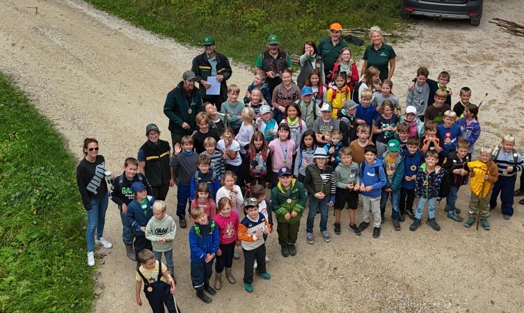 Kind beim Wanderstock-Schnitzen