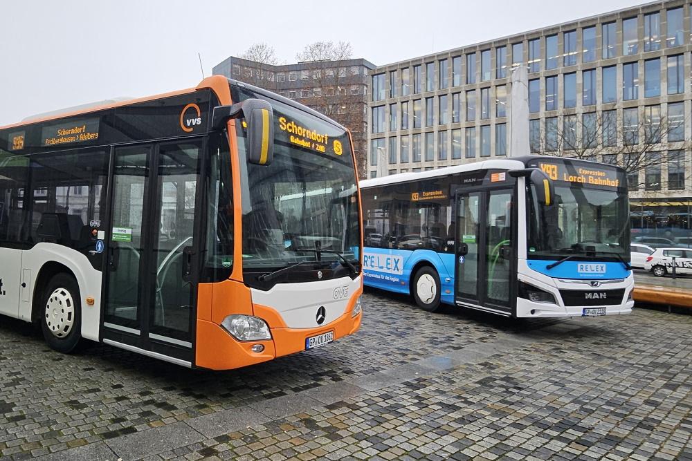 Ein Bild mit zwei Bussen am Bahnhof Göppingen