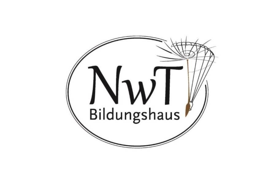 Kind leuchtet mit einer Taschenlampe durch bunte Folie