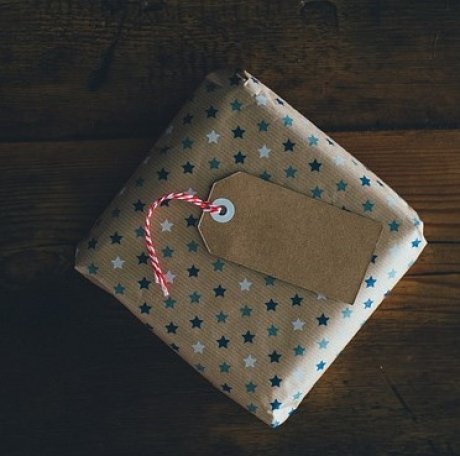 Geschenk verpackt in mit Sternen verziertem Racyclingpapier