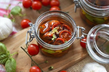 getrocknete Tomaten eingelegt Glas mit eingelegten, getrockneten Tomaten