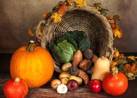 Flechtkorb mit herbstlichem Gemüse 