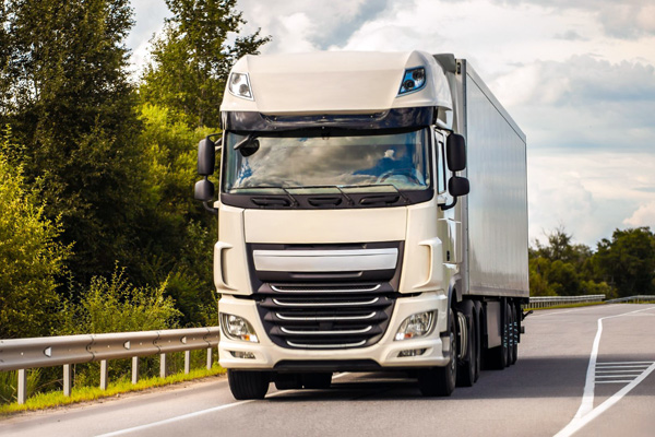 LKW LKW fährt auf einer Bundesstraße