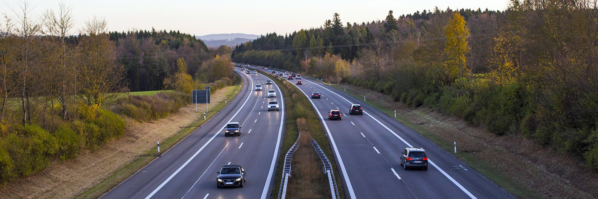 Verkehr auf einer Bundesstraße Verkehr auf einer Bundesstraße
