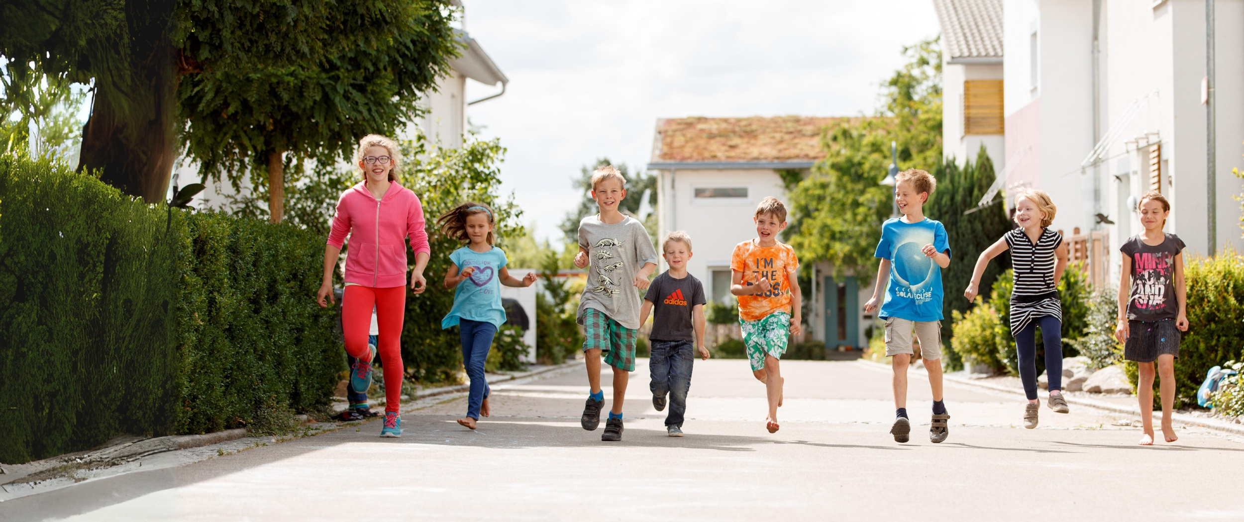 Kinder Kinder rennen auf einem Weg