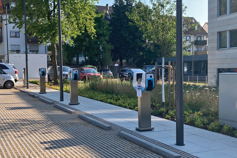 Mehrere E-Ladesäulen auf dem Außenparkplatz hinter dem Landratsamt