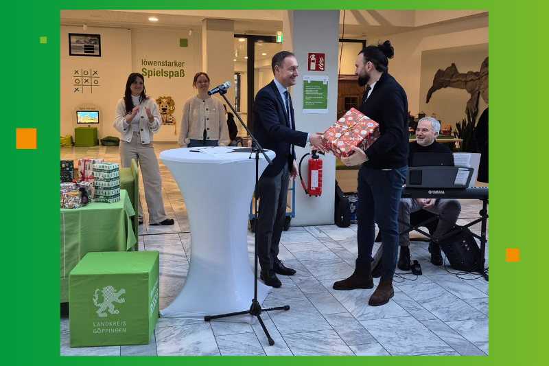 Symbolische Geschenkübergabe von Landrat Markus Möller an den Leiter des Sozialen Dienstes Gabriel Becer