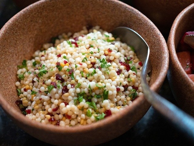 Couscous und Bulgur Couscous in einer Holzschale