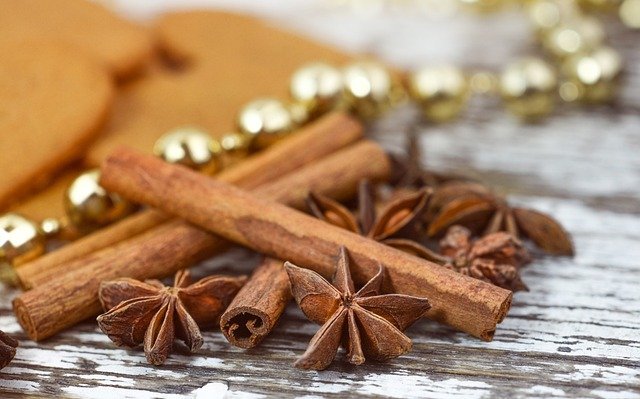 Sternanis und Zimt liegen auf einem Tisch 