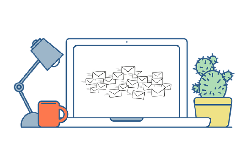 einen Newsletter bequem nach Hause bekommen Bildschirm mit Lampe und Kaktus daneben