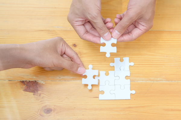 Aktuelles aus dem Netzwerk Demenz (Bildquelle: Pexels) Zwei Personen legen ein Puzzle (Bildquelle: Pexels)