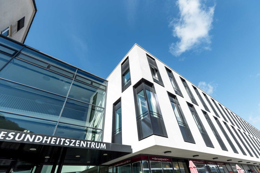 Gebäudeansicht des Gesundhetszentrums Helfenstein aus der Froschperspektive