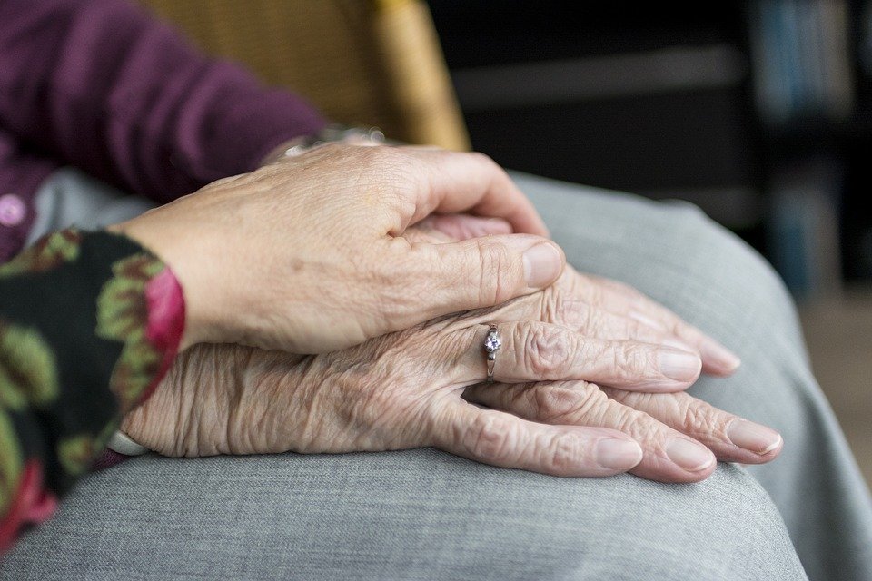 Pflegende Angehörige (Bildquelle: Pixabay) Hand einer jungen Frau liegt auf der Hand einer alten Frau (Bildquelle: Pixabay)