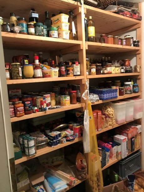 Vorratsregal gefüllt mit Konserven und ähnlichem 