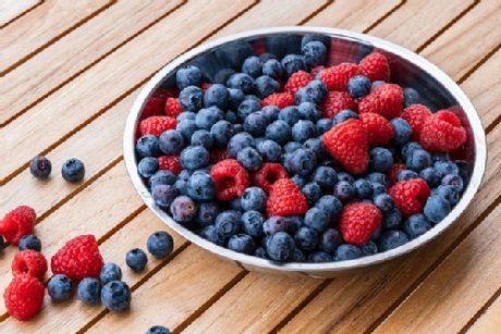 Heidelbeeren mit Himbeeren in einer Schüssel 