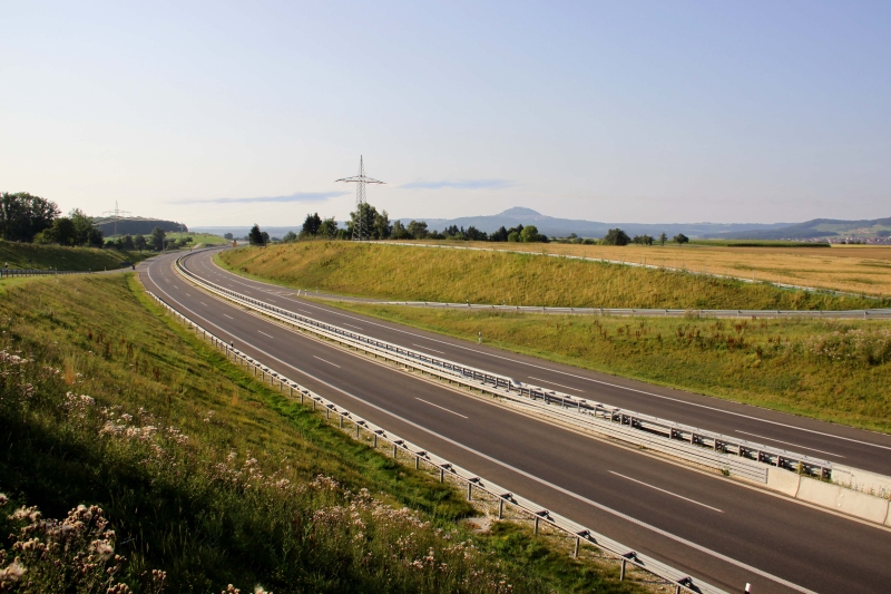 Ein Bild einer leeren Bundesstraße
