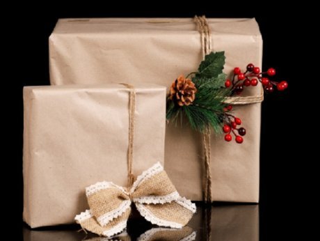 Nachhaltig verpacken zwei Geschenke in Packpapier eingepackt mit Schleife