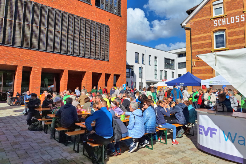 Personen auf dem Schlossplatz Eislingen Personen auf dem Schlossplatz Eislingen
